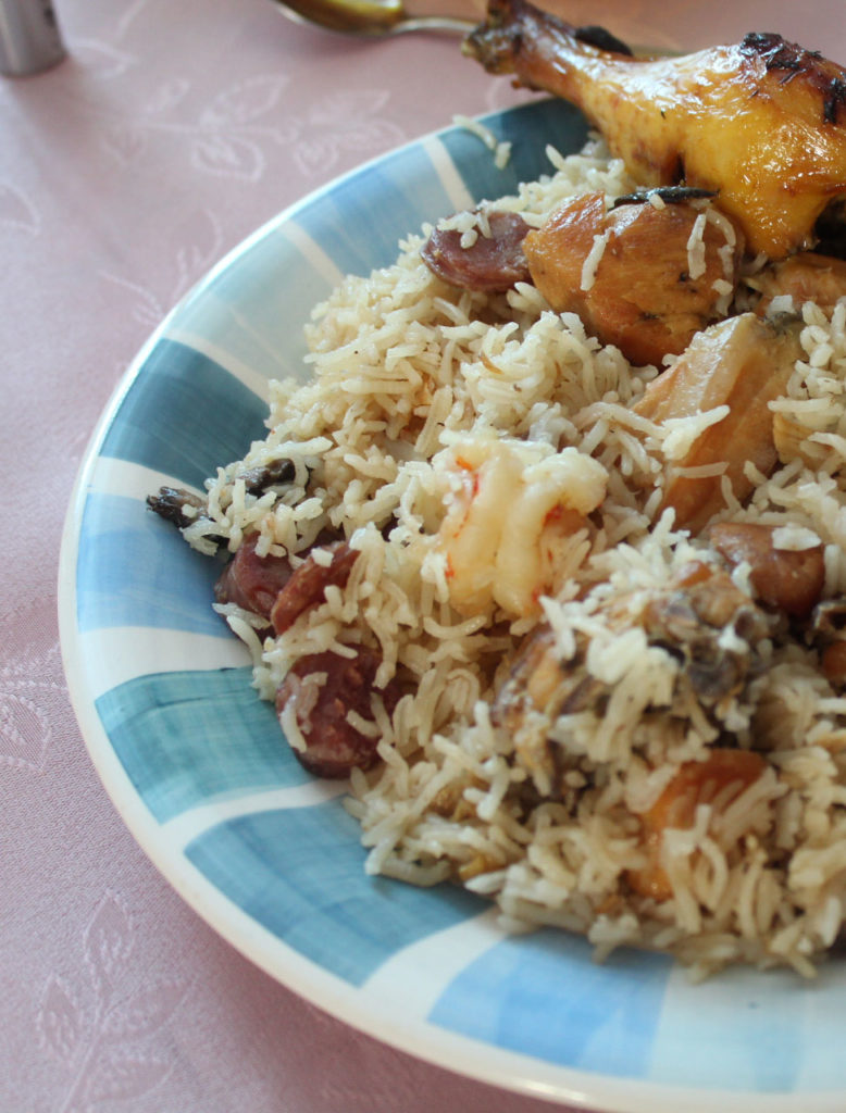 Assiette de poulet avec du riz